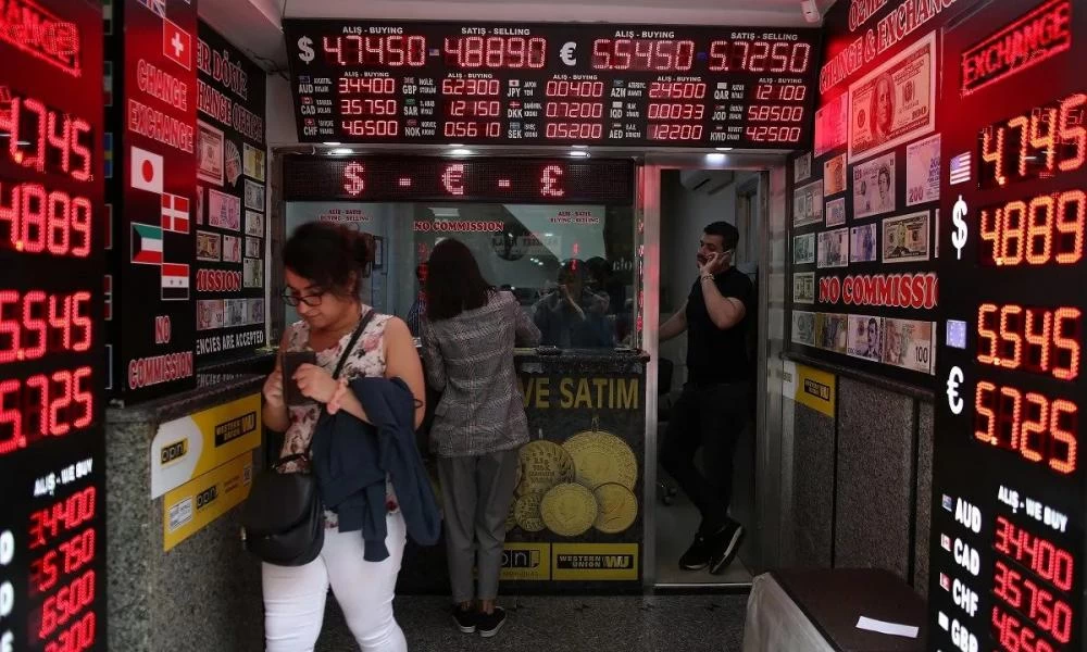 Ο οίκος Standard and Poor’s υποβάθμισε από σταθερή σε αρνητική την προοπτική του αξιόχρεου του δημοσίου της Τουρκίας